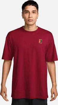 Ein Mann in einem dunkelroten T-Shirt mit Nike-Logo auf der Brust.