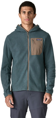 Ein Mann in einem dunkelblauen Fleece-Pullover mit Reißverschluss und Kapuze. Ein Mann in einem dunkelblauen Fleece-Pullover mit Reißverschluss und Kapuze.