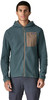 Ein Mann in einem dunkelblauen Fleece-Pullover mit Reißverschluss und Kapuze.
