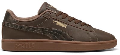 Barna Puma cipő logóval az oldalán és a talpon. Barna Puma cipő logóval az oldalán és a talpon.