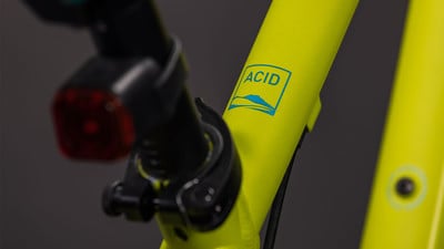 Rahmendetail eines Fahrrads mit ACID-Logo und rotem Licht. Rahmendetail eines Fahrrads mit ACID-Logo und rotem Licht.