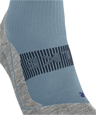 Blaue Socke mit grauem Absatz und dunklem Muster. Blaue Socke mit grauem Absatz und dunklem Muster.