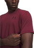 Ein Mann in einem dunkelroten T-Shirt mit Under Armour-Logo.
