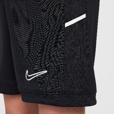Schwarze Nike-Shorts mit weißem Logo und Streifen an der Seite.