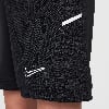 Schwarze Nike-Shorts mit weißem Logo und Streifen an der Seite.