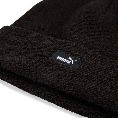 Schwarze Puma-Mütze mit weißem Logo auf einem Etikett. Schwarze Puma-Mütze mit weißem Logo auf einem Etikett.