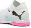 Weißer Puma Fußballschuh mit pinker Sohle und schwarzem Logo.
