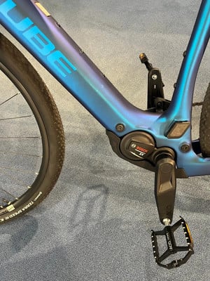 Detail eines CUBE E-Bikes mit Bosch Motor und ACID Pedalen. Detail eines CUBE E-Bikes mit Bosch Motor und ACID Pedalen.