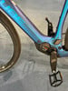 Detail eines CUBE E-Bikes mit Bosch Motor und ACID Pedalen.