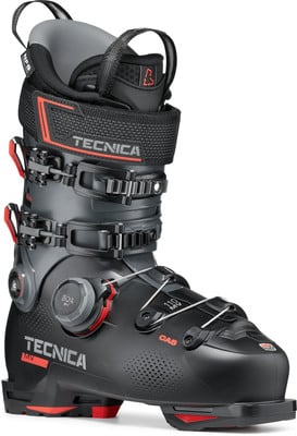 Ein schwarzer Tecnica Skischuh mit roten Akzenten und verstellbaren Schnallen. Ein schwarzer Tecnica Skischuh mit roten Akzenten und verstellbaren Schnallen.