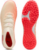 Herren-Fußballschuhe von Puma mit orangen Streifen und roter Sohle.