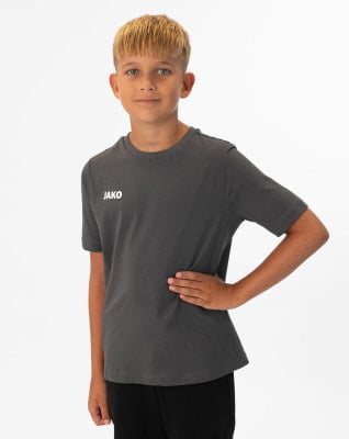 Junge in dunkelgrauem JAKO T-Shirt und schwarzer Hose. Junge in dunkelgrauem JAKO T-Shirt und schwarzer Hose.