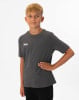 Junge in dunkelgrauem JAKO T-Shirt und schwarzer Hose.