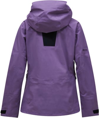 Lila Kapuzenjacke mit Gore-Tex-Logo auf dem Ärmel. Lila Kapuzenjacke mit Gore-Tex-Logo auf dem Ärmel.