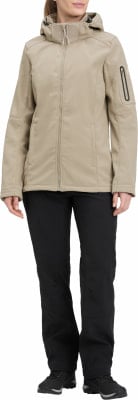 Eine Frau in einer beige Jacke und schwarzen Hose mit Stehkragen und Kapuze.