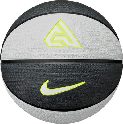 Basketball mit Nike-Logo und Giannis Antetokounmpo-Symbol. Basketball mit Nike-Logo und Giannis Antetokounmpo-Symbol.