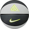 Basketball mit Nike-Logo und Giannis Antetokounmpo-Symbol.