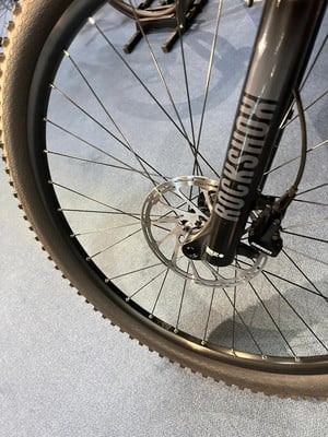 Detail eines Mountainbike-Rads mit RockShox-Schriftzug auf der Gabel. Detail eines Mountainbike-Rads mit RockShox-Schriftzug auf der Gabel.