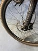 Detail eines Mountainbike-Rads mit RockShox-Schriftzug auf der Gabel.