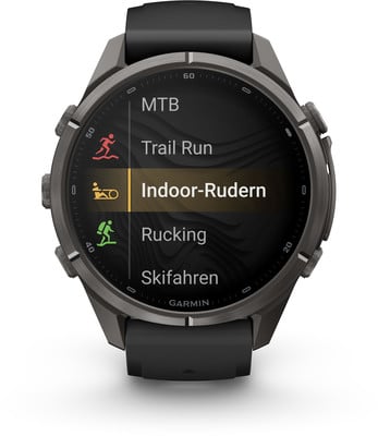 Eine Smartwatch zeigt eine Liste von Aktivitäten an, wobei Indoor-Rudern ausgewählt ist. Eine Smartwatch zeigt eine Liste von Aktivitäten an, wobei Indoor-Rudern ausgewählt ist.
