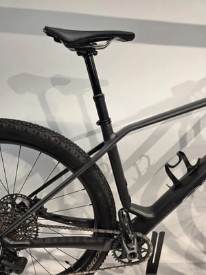 Nahaufnahme eines modernen schwarzen Mountainbikes mit versenkbarer Sattelstütze und Kette. Nahaufnahme eines modernen schwarzen Mountainbikes mit versenkbarer Sattelstütze und Kette.