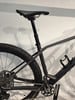 Nahaufnahme eines modernen schwarzen Mountainbikes mit versenkbarer Sattelstütze und Kette.
