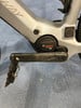 Nahaufnahme eines E-Bikes mit Bosch-Logo und Kurbel auf blauem Untergrund.