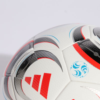 Detail eines Adidas-Fußballs mit rotem Logo und blauen Mustern. Detail eines Adidas-Fußballs mit rotem Logo und blauen Mustern.