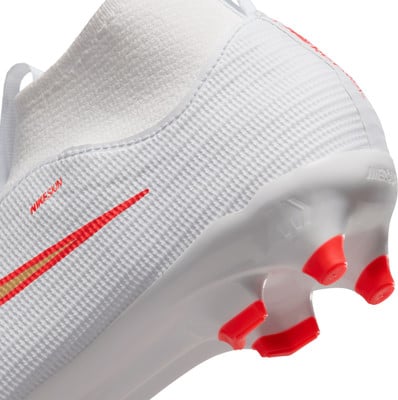 Weißer Nike-Fußballschuh mit rotem Swoosh und goldenem Detail.