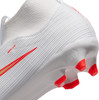 Weißer Nike-Fußballschuh mit rotem Swoosh und goldenem Detail.