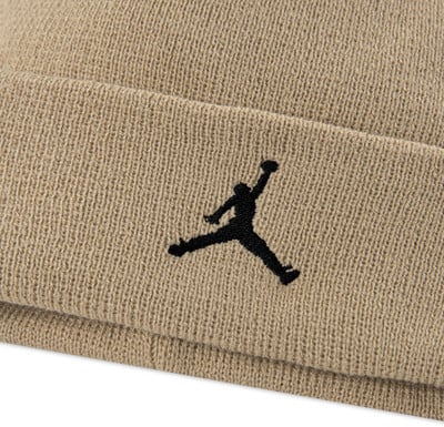 Braune Strickmütze mit schwarzem Jordan Jumpman-Logo. Braune Strickmütze mit schwarzem Jordan Jumpman-Logo.