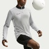 Fußballer im grauen Trikot mit Nike-Logo und schwarzem Kragen, Ball darüber.