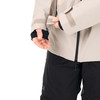Nahaufnahme einer Jacke mit Ärmel und schwarzer Hose, Klettverschluss.