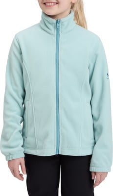 Ein Mädchen in einer hellblauen Fleecejacke mit Reißverschluss und schwarzer Hose.