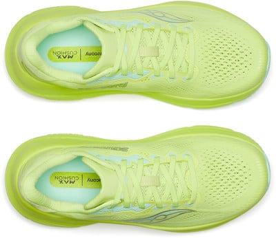 Zwei gelbgrüne Laufschuhe mit Saucony-Logo und Max Cushion-Aufschrift. Zwei gelbgrüne Laufschuhe mit Saucony-Logo und Max Cushion-Aufschrift.