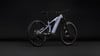 Graues Cube E-Mountainbike mit schwarzen Rädern vor dunklem Hintergrund.