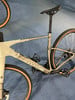 Graues Cannondale-Fahrrad mit Geländereifen auf blauem Teppich.