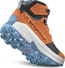 Orange La Sportiva Wanderschuh mit blauer Sohle und GORE-TEX Schriftzug.