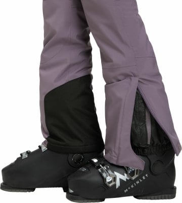 Skihose mit schwarzem Einsatz und Reißverschluss am Stiefel. Skihose mit schwarzem Einsatz und Reißverschluss am Stiefel.