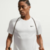 Ein Mann in einem weißen T-Shirt mit Nike-Logo hält ein Springseil.