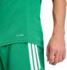 Grüne Sportkleidung mit weißen Streifen und Climacool-Logo.