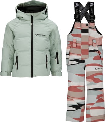 Kinder-Winterjacke und Latzhose im Camouflage-Muster in Pastellfarben. Kinder-Winterjacke und Latzhose im Camouflage-Muster in Pastellfarben.