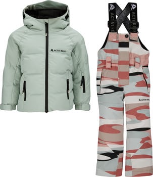 Kinder-Winterjacke und Latzhose im Camouflage-Muster in Pastellfarben.