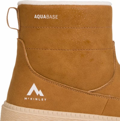 Brauner Winterstiefel mit McKinley-Logo und Aquabase-Schriftzug. Brauner Winterstiefel mit McKinley-Logo und Aquabase-Schriftzug.