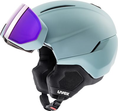 Hellblauer Skihelm mit violettem Visier und Uvex-Logo. Hellblauer Skihelm mit violettem Visier und Uvex-Logo.
