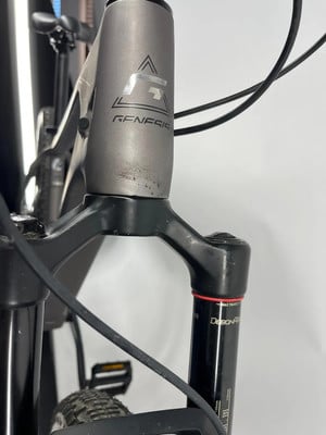 Detail der Vordergabel eines Genesis-Mountainbikes mit Logo und Schriftzug. Detail der Vordergabel eines Genesis-Mountainbikes mit Logo und Schriftzug.