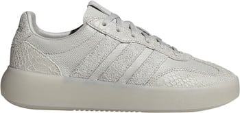 Weiße Adidas-Sneaker mit Schlangenleder-Textur und Wildlederstreifen.