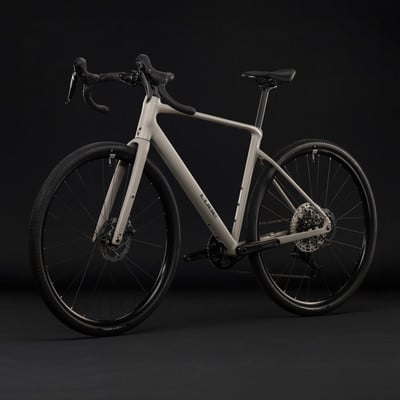 Graues Cube Gravelbike mit schwarzen Rädern und Lenker. Graues Cube Gravelbike mit schwarzen Rädern und Lenker.