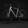 Graues Cube Gravelbike mit schwarzen Rädern und Lenker.