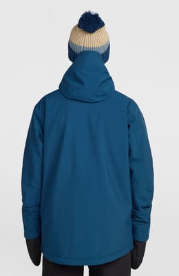Rückansicht einer blauen Winterjacke mit Kapuze und gestreifter Mütze.